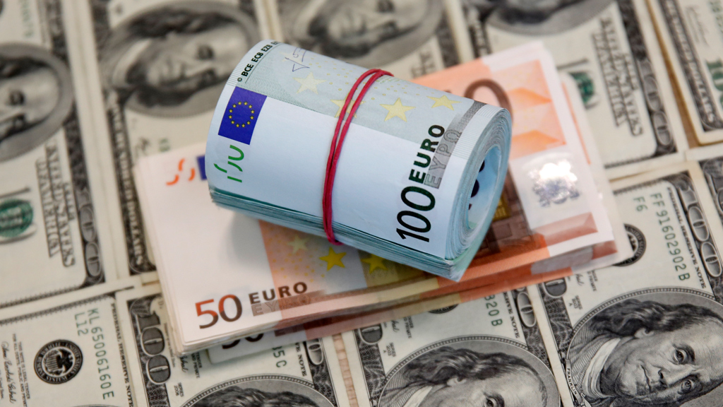 Украинцы массово избавляются от доллара и евро: что с курсом