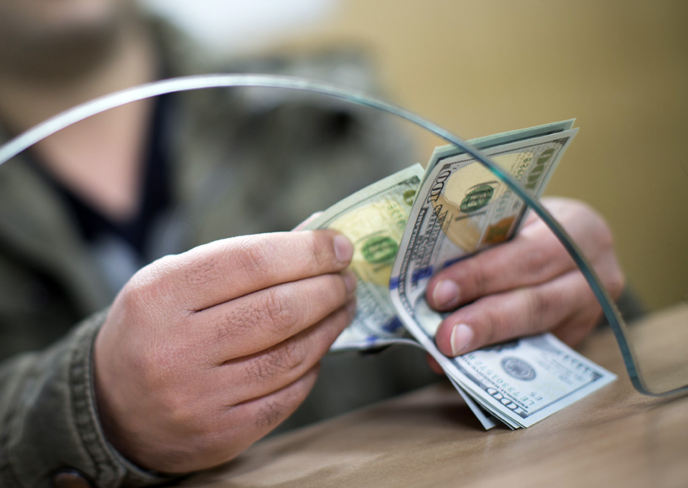 Украинцы массово продают доллары: каких изменений курса ожидают эксперты