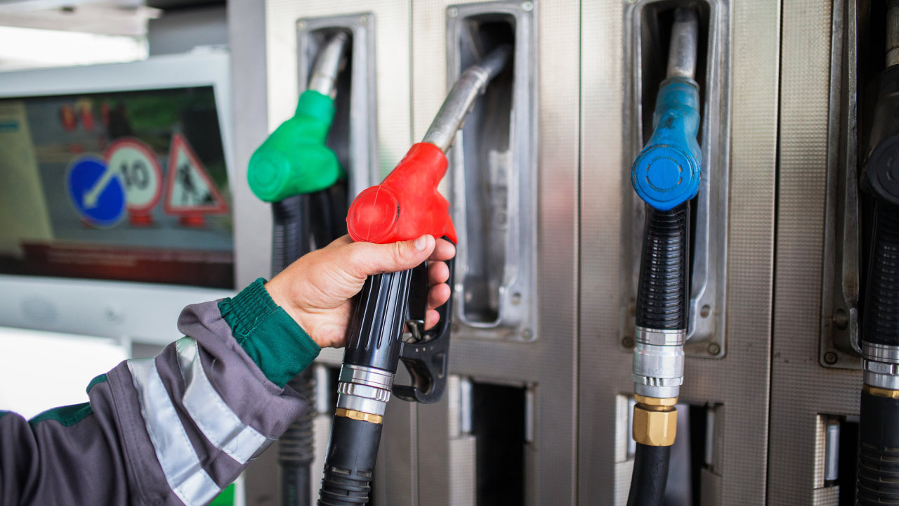 В Україні офіційно підняли ціни на бензин та дизель