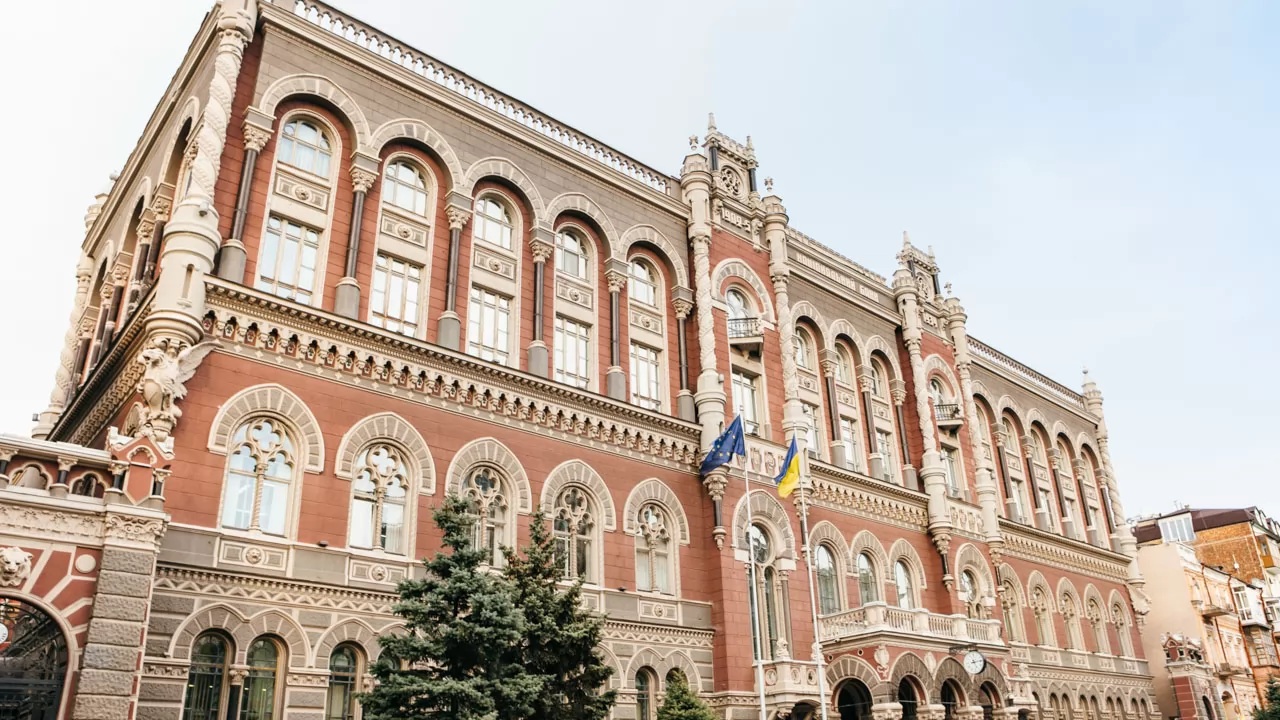 НБУ взялся за валюту: в Украине максимально ограничат возможность ее покупки