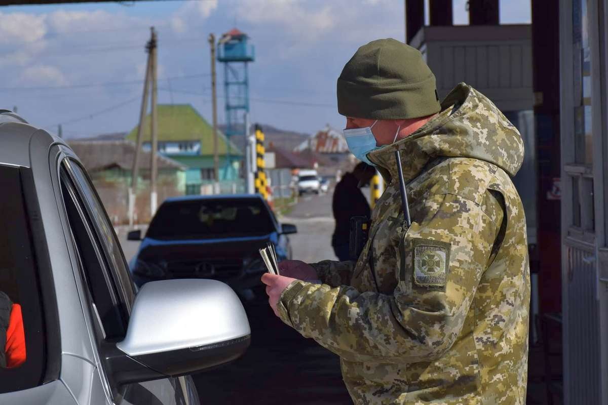 Новые правила: некоторым военнообязанным разрешили выезд из Украины на 1 месяц