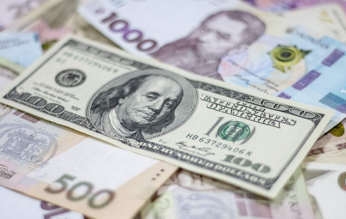 Долар пішов вверху попри значну підтримку гривні НБУ