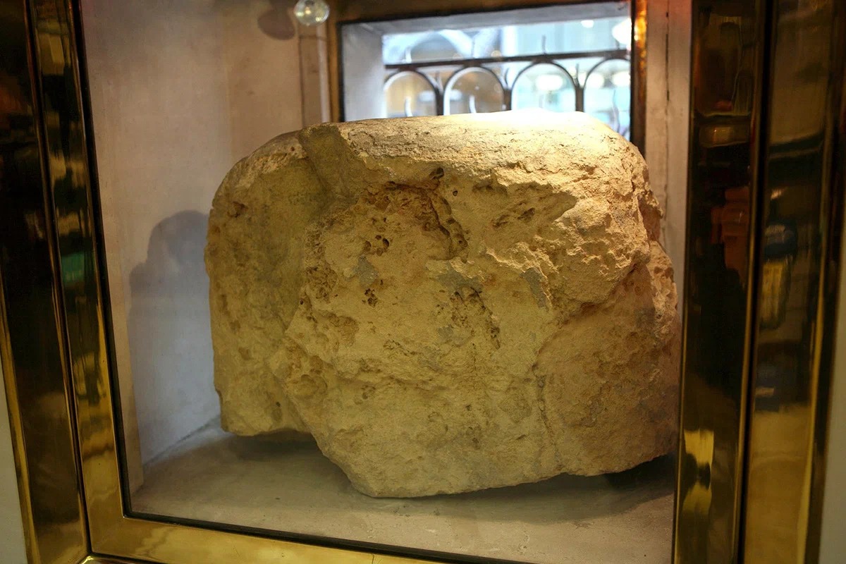 Лондонський камінь: чому звичайну каменюку бережуть як зіницю ока
