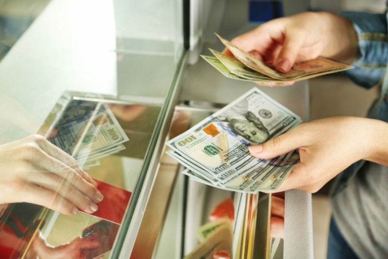 Не меняют доллары: какие купюры отказываются брать в украинских обменниках