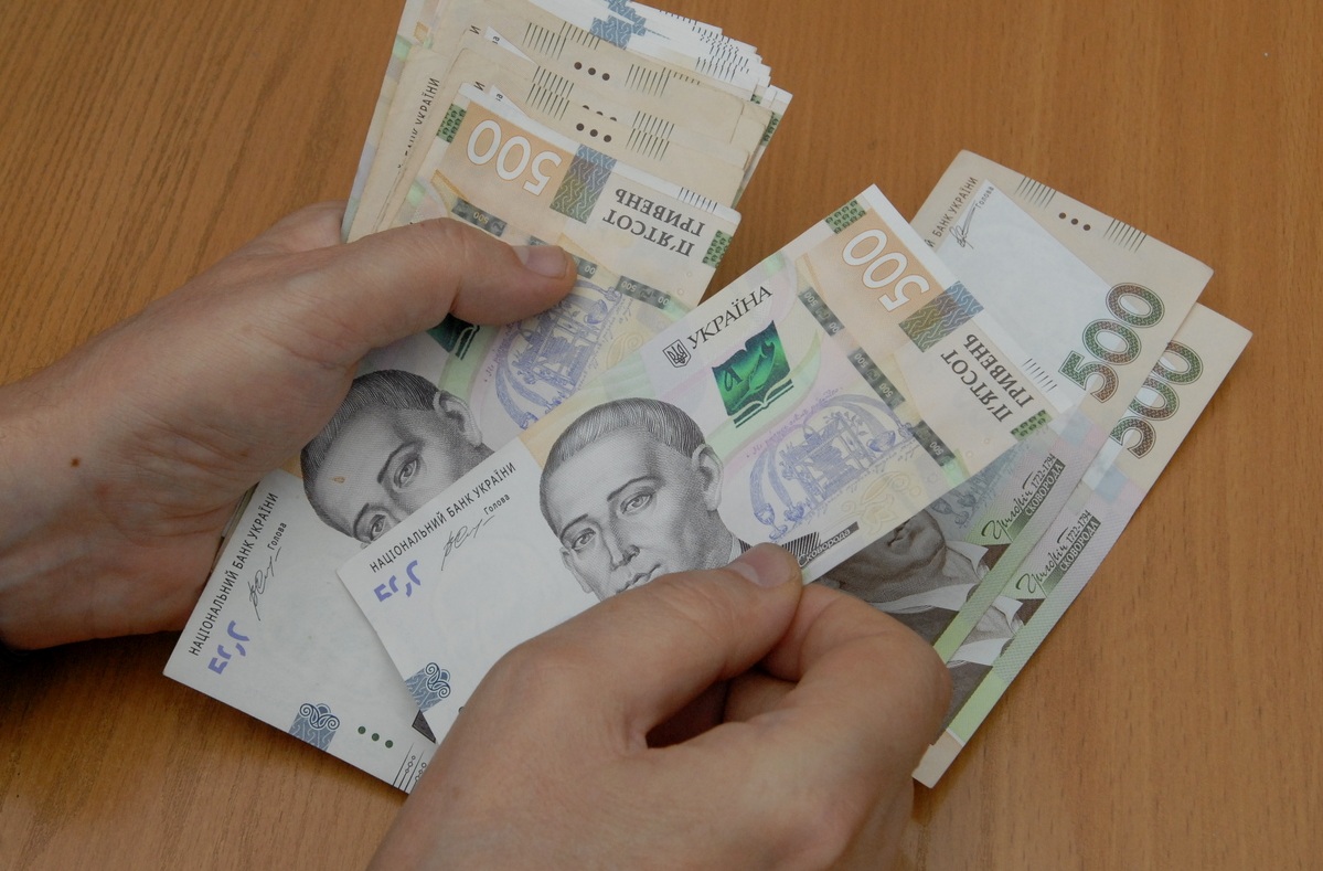 Українцям видають по 6,6 тис. грн: хто має право на виплати та як їх отримати