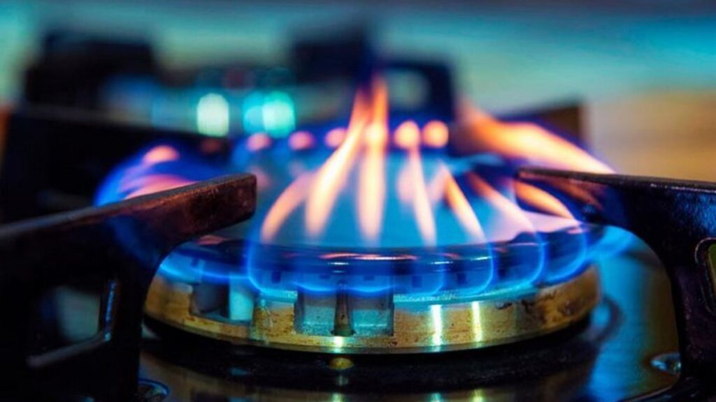 Миллионам украинцев без согласия сменили газопоставщика: как теперь платить за газ