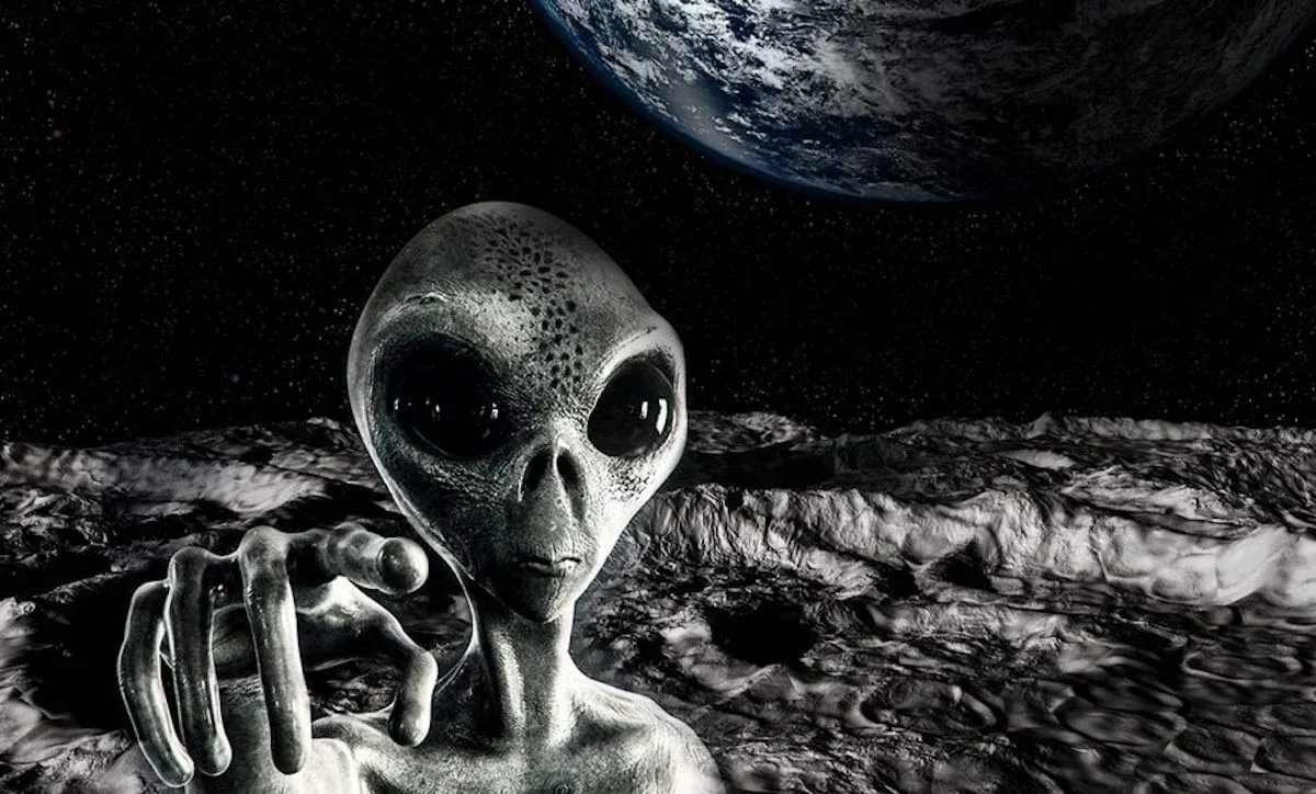 Офіцер ЦРУ Джон Лір вважає, що Місяць населено мільйонами інопланетян