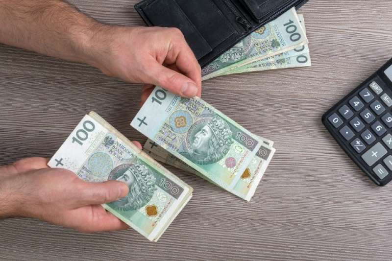 Украинцам в Польше начали платить больше: сколько теперь зарабатывают беженцы