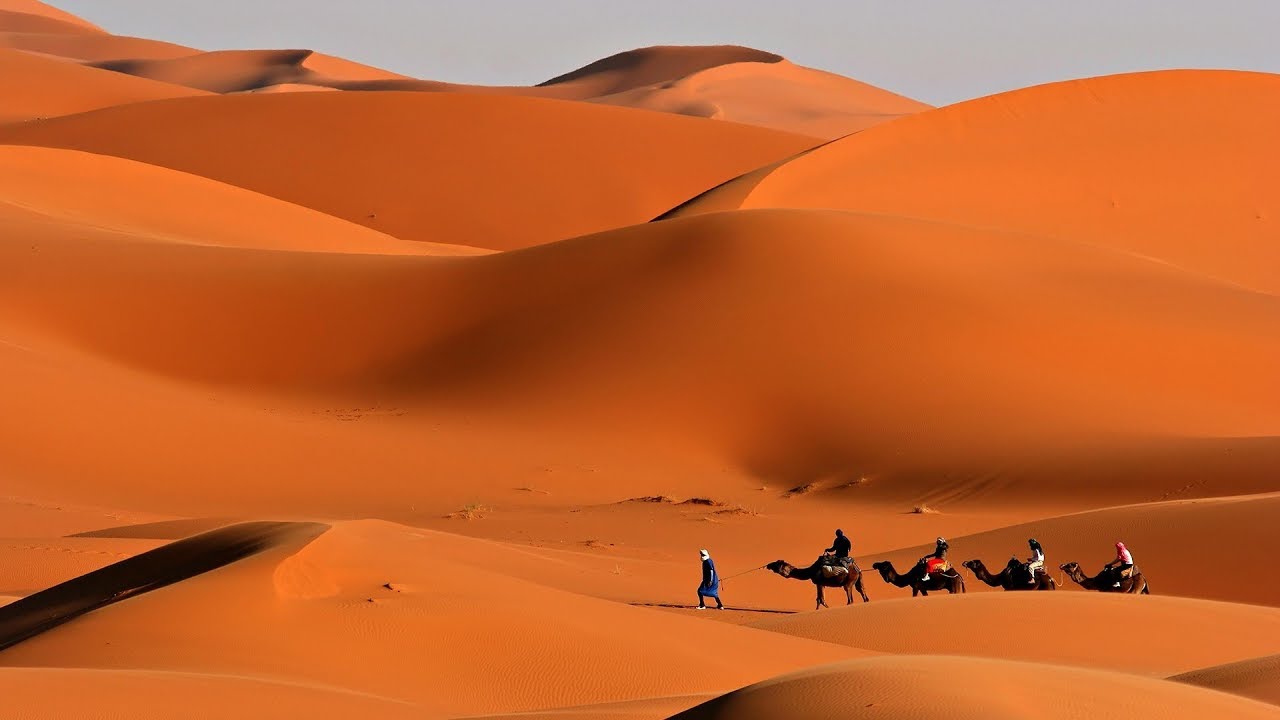 Яка товщина шару піску в пустелях, та що ховається під ним