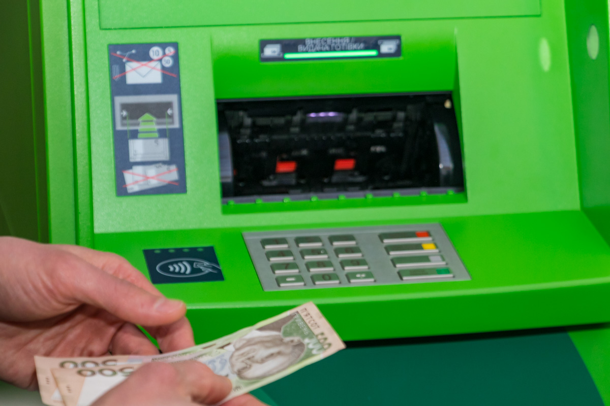 ПриватБанк не видає кошти: українці скаржаться на відмови в отриманні готівки в касах банку