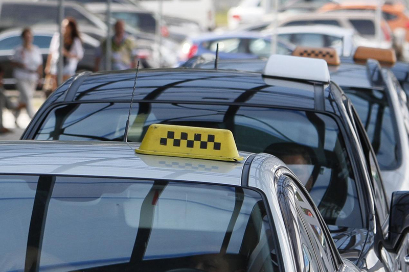 Фальшивые деньги в Украине распространяют таксисты: встретить подделку можно где угодно