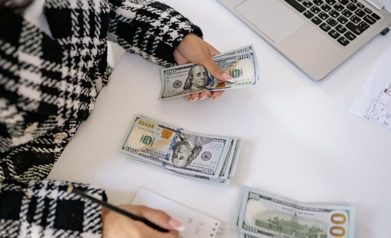 Українці знайшли спосіб скуповувати долар по офіційному курсу