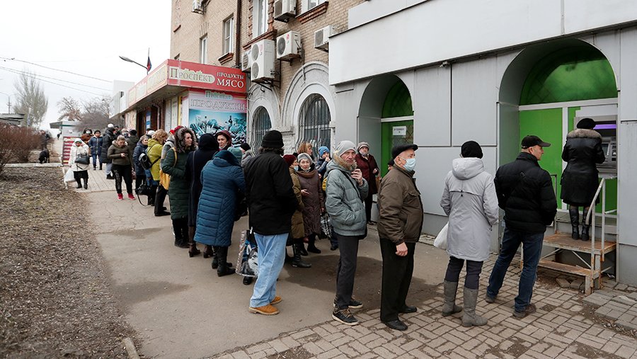 Денег нет: украинцы с картами Приватбанка не могут снять наличку