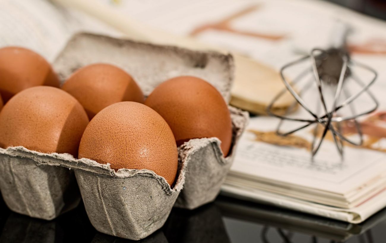 Не потрібна ні сковорідка ні кастрюля: українцям нагадали простий спосіб приготування яєць