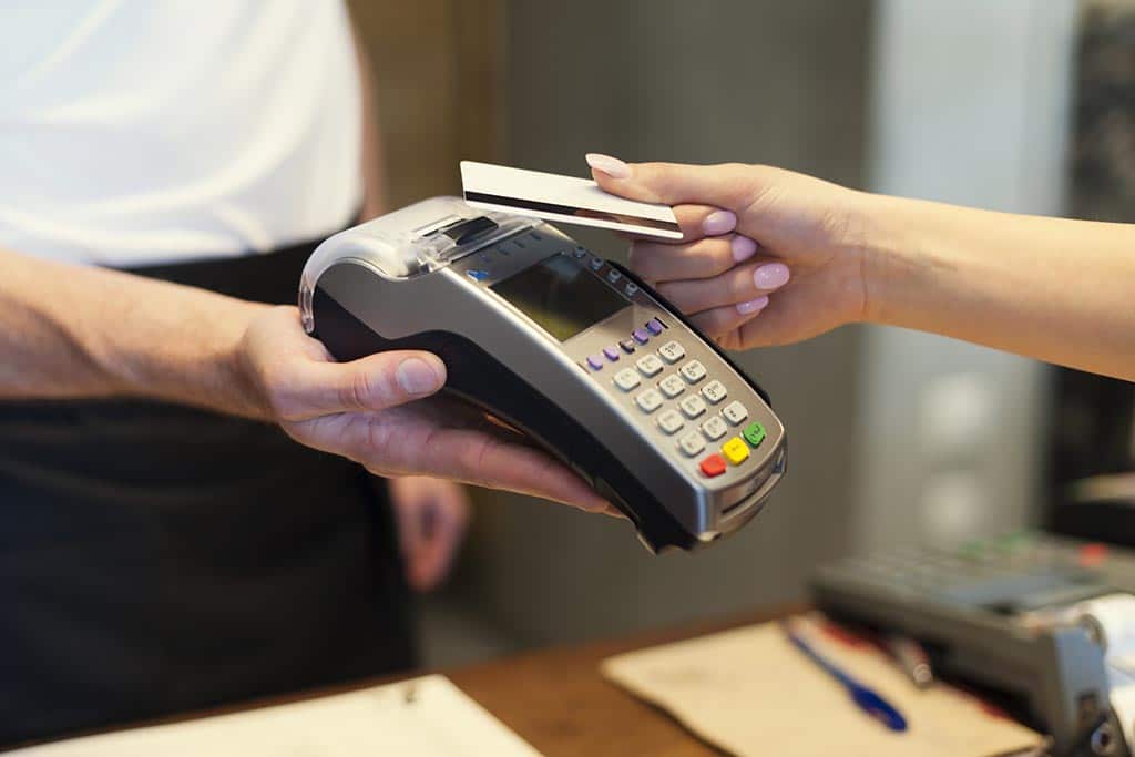 Ряд товарів можна буде оплачувати тільки карткою: готівку заборонять