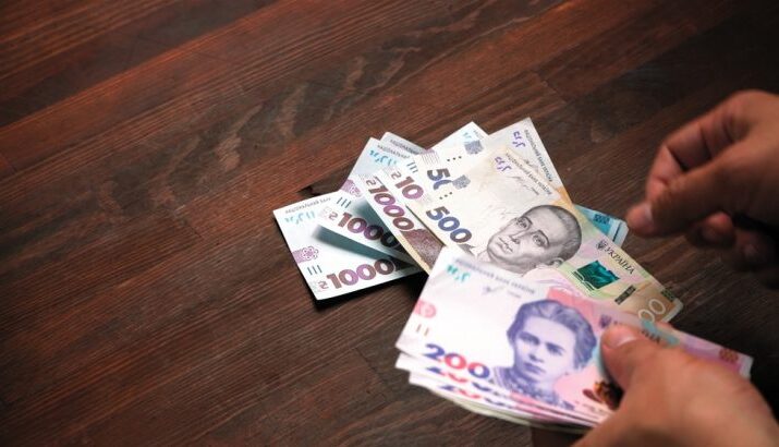 Деяким українцям у 2023 році підвищать зарплатню: кому пощастить