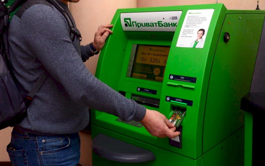 Експерти розповіли, як витягнути картку з банкомату, якщо той її “зажував”