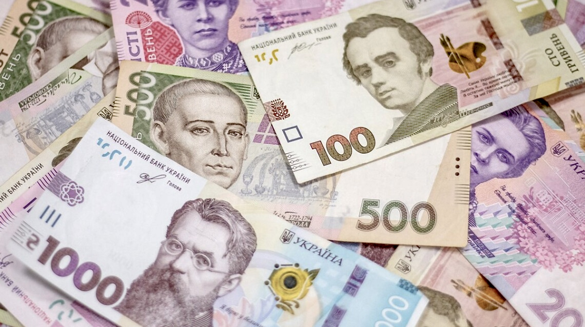 Украинцы могут подзаработать на продаже необычных банкнот: какие гривны стоят дороже всего