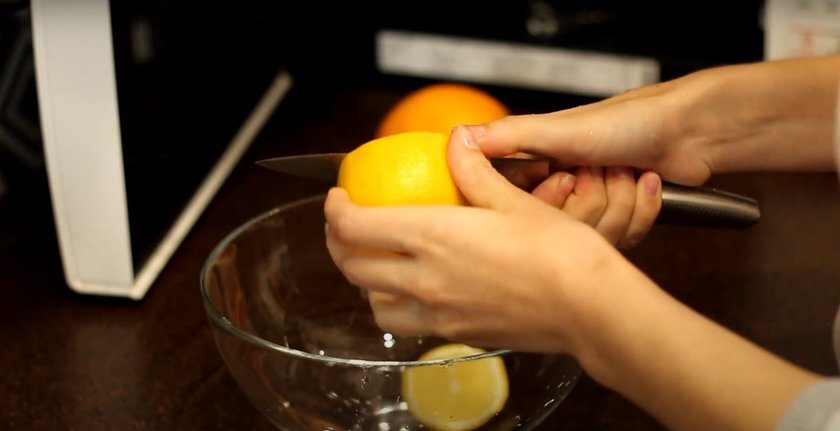 Як помити мікрохвильовку з лимоном
