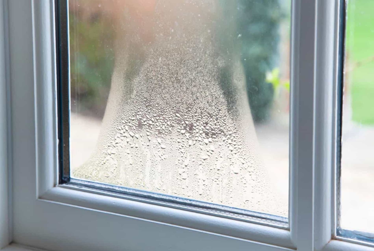 Цей копійчаний засіб допоможе позбутися конденсату на вікнах: лайфхак з миття вікон