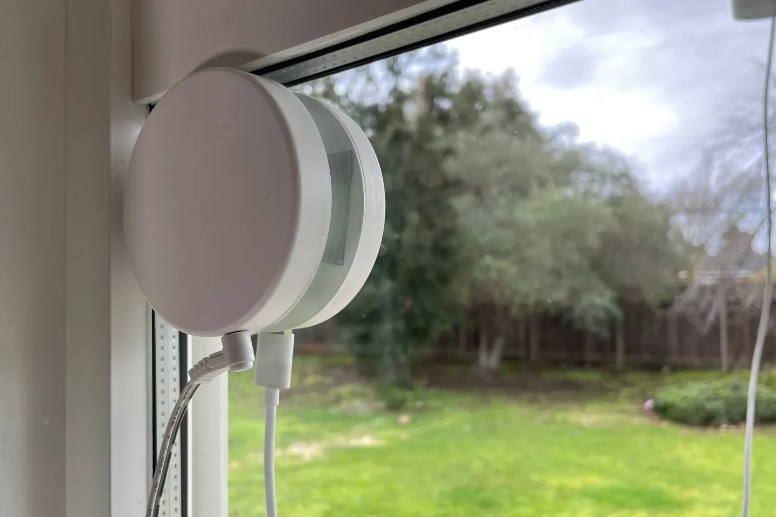 Розетка не потрібна: новий пристрій передає електрику через вікно
