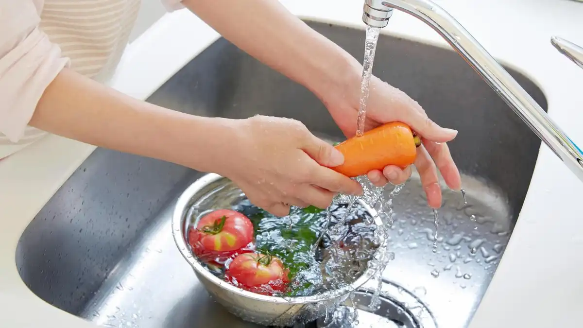 Апельсины, крупы и грибы: какие продукты категорически нельзя мыть