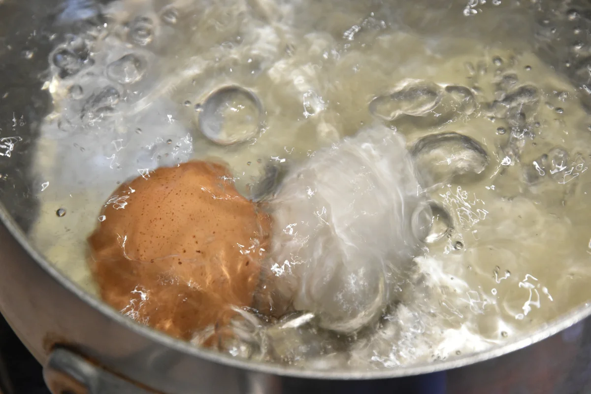 Вы точно этого не знали: эксперты рассказали, почему воду после варки яиц нельзя выливать в раковину