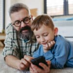 Дитина смартфон