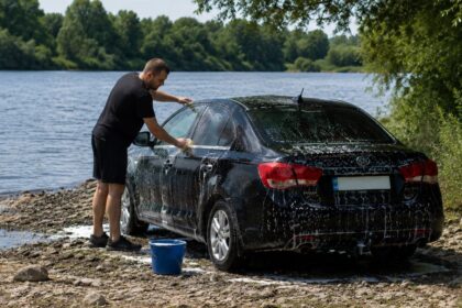 Миття авто біля річки
