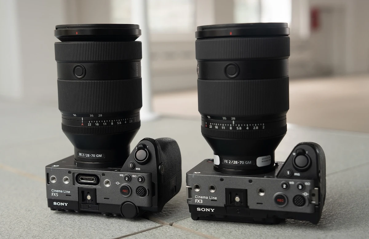 Верхні панелі камер Sony FX5 та Sony FX3 поруч із однаковими об'єктивами FE 28-70mm F2 GM для порівняння габаритів та розміщення кнопок