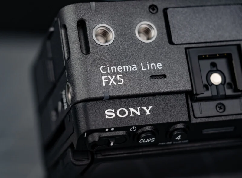 Верхня панель корпусу Sony FX5 з логотипом Cinema Line, роз'ємом Multi Interface Shoe, нарізними отворами 1/4"-20 та кнопками вибору кліпів