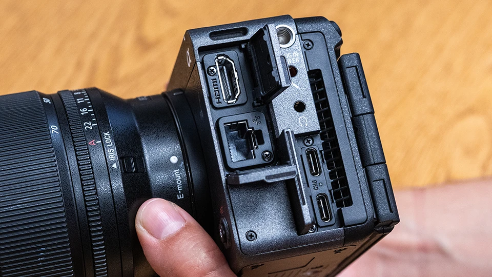 Відкриті гумові заглушки інтерфейсів Sony FX5 з повнорозмірним HDMI Type-A, портом 2.5G Ethernet RJ-45, аудіороз'ємами та двома USB Type-C