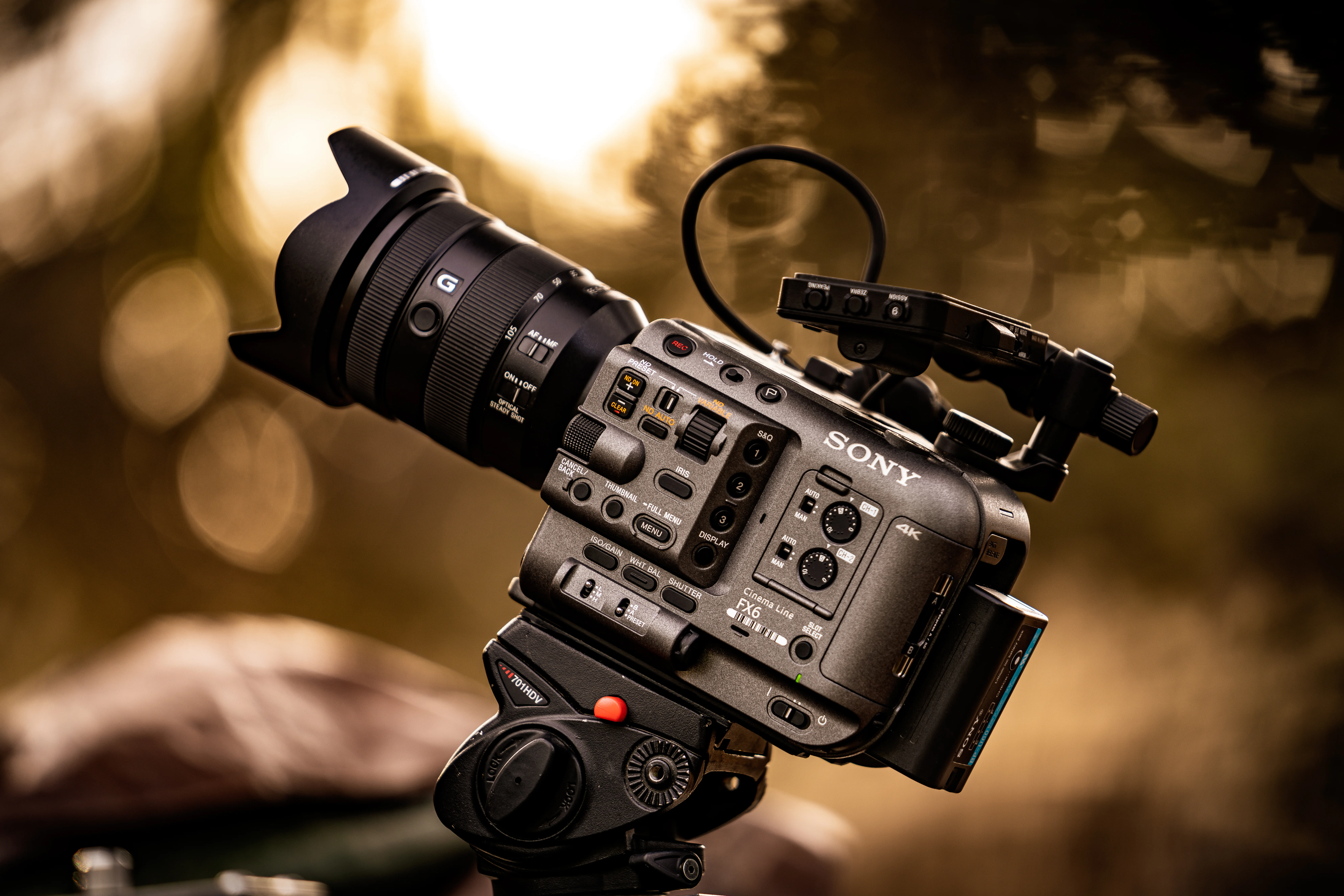 Кінокамера Sony FX6 на штативі з верхнім руків'ям, поворотним LCD-дисплеєм, бічною рукояткою та диском електронного ND-фільтра