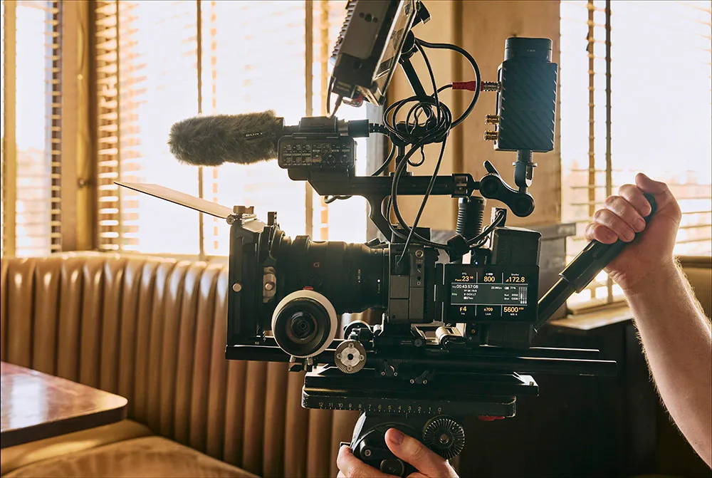 Кінокамера Sony FX5 у професійному ригу з ручкою XLR-H2, верхнім монітором, компендіумом та відображенням меню BIG6 на знімальному майданчику