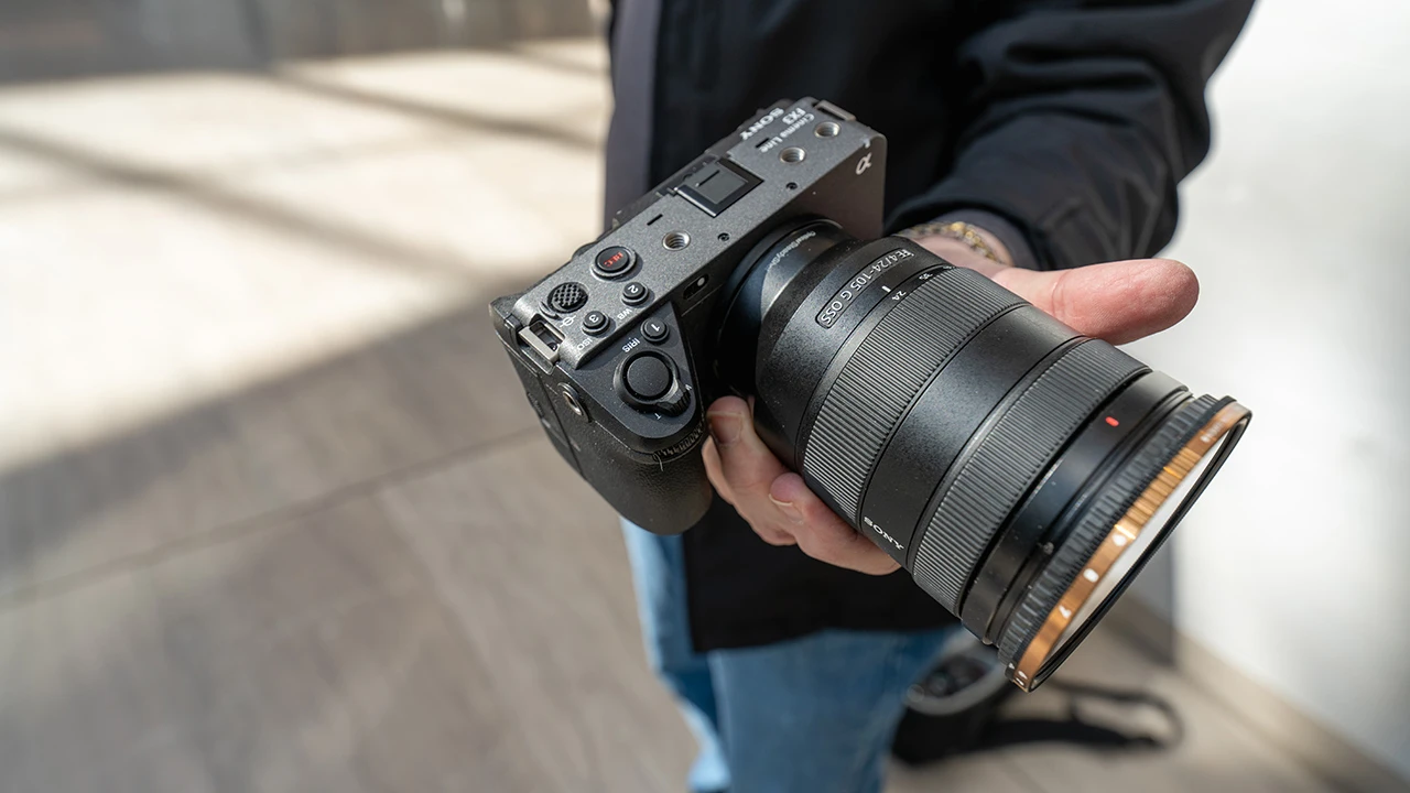 Повнокадрова камера Sony FX3 у руці оператора з об'єктивом FE 24-105mm F4 G OSS та насадним світлофільтром
