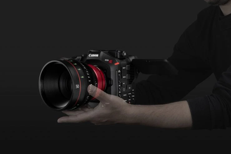 Кінокамера Canon EOS C80 у руках оператора з кінооб'єктивом Canon CN-E 50mm та відкритим поворотним дисплеєм