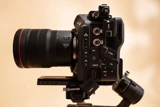 Корпус кінокамери Canon EOS C80 з бокового ракурсу із висвітленням слотів розширень та кріплень