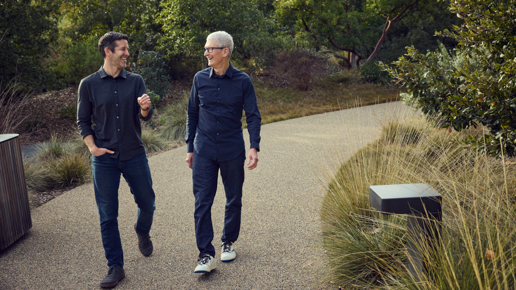 Джон Тернус та Тім Кук (фото: Apple)
